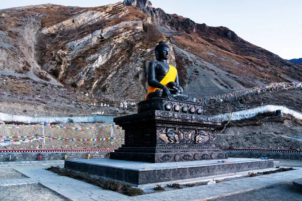 高いヒマラヤ山脈 アナプルナ サーキット トレック ネパールに囲まれたヒンドゥ寺院 ムクティナート マンディル 山を見てオレンジ色のリボンと仏像の法令 聖地巡礼先 — ストック写真