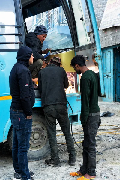 Jonson Nepal Dec 2018 Homens Estão Soldando Reparando Ônibus Turístico — Fotografia de Stock