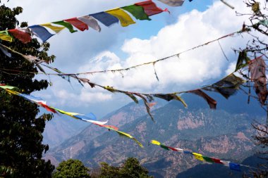 Nepal 'de popüler bir turizm beldesi olan Annapurna Circuit Trail' in panoramik manzarası. Thorong La ya da Thorung La geçidine. Rüzgarda dalgalanan renkli Budist bayraklarıyla