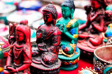 KATHMANDU, NEPAL - 9 Aralık 2018: Katmandu 'da Thamel caddesinde bir hediyelik eşya dükkanında satılan Buda heykellerinin yakın çekimi
