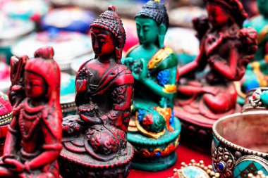 KATHMANDU, NEPAL - 9 Aralık 2018: Katmandu 'da Thamel caddesinde bir hediyelik eşya dükkanında satılan Buda heykellerinin yakın çekimi