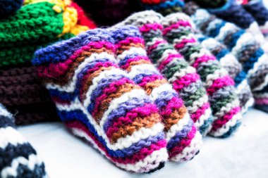 Himalaya dağlarındaki bir köyde el yapımı el yapımı el yapımı ve baş aşınması koleksiyonu. Annapurna Sığınağı 'na gidiyoruz.).