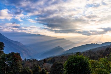 Nepal 'de popüler bir turizm beldesi olan Annapurna Circuit Trail' in panoramik manzarası. Thorong La ya da Thorung La geçidine ana kampa giden yol..