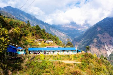 Himalayalar 'daki Annapurna Pisti, Nepal' de küçük bir kasaba ya da bir yerleşim yeri. Bazı binalar turistlere otel, pansiyon ve restoran olarak hizmet veriyor..