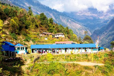 Himalayalar 'daki Annapurna Pisti, Nepal' de küçük bir kasaba ya da bir yerleşim yeri. Bazı binalar turistlere otel, pansiyon ve restoran olarak hizmet veriyor..