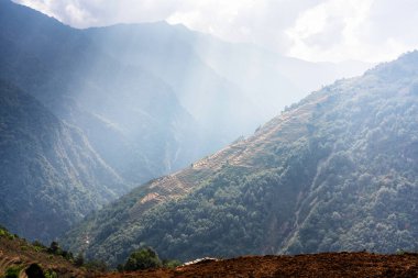 Annapurna ana kampına giden Nepal Himalaya dağlarının derin vadileri.