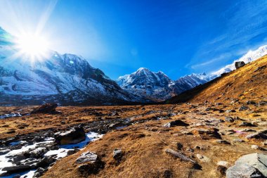 Annapurna Güney olarak da bilinen Moditse Tepesi Panoraması - Nepal Himalaya 'daki Annapurna Ana Kampı' ndan manzara.