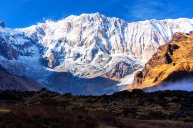 Annapurna ana kampından Annapurna Dağı 'nın sabah görüşü, Annapurna çevresindeki patika, Nepal