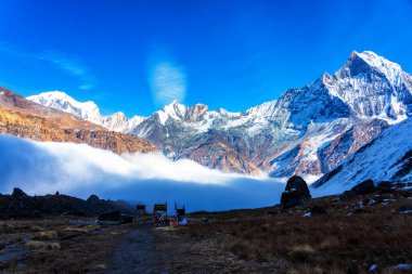 Gün batımında Machapuchare Dağı 'nın (Balıkkuyruk) manzarası, Nepal Himalaya' daki Annapurna ana kampından. Machhapuchchare, Nepal 'in kuzeyindeki Annapurna Himal bölgesinde bir dağdır.