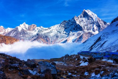 Gün batımında Machapuchare Dağı 'nın (Balıkkuyruk) manzarası, Nepal Himalaya' daki Annapurna ana kampından. Machhapuchchare, Nepal 'in kuzeyindeki Annapurna Himal bölgesinde bir dağdır.
