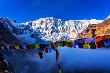 ANNAPURNA Üs Kampı, NEPAL - 1 Aralık 2018 Annapurna ana kampından Annapurna Dağı 'nın sabah manzarası, Annapurna çevre yolu, Nepal.