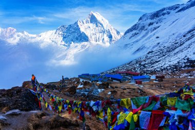 ANNAPURNA Üs Kampı, NEPAL - 1 Aralık 2018 Annapurna ana kampından Annapurna Dağı 'nın sabah manzarası, Annapurna çevre yolu, Nepal.