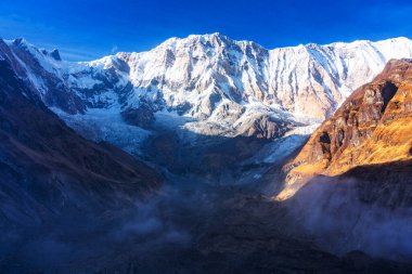 Annapurna ana kampından Annapurna Dağı 'nın sabah görüşü, Annapurna çevresindeki patika, Nepal