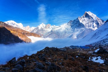 Gün batımında Machapuchare Dağı 'nın (Balıkkuyruk) manzarası, Nepal Himalaya' daki Annapurna ana kampından. Machhapuchchare, Nepal 'in kuzeyindeki Annapurna Himal bölgesinde bir dağdır.