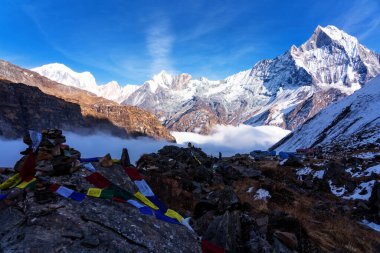 Gün batımında Machapuchare Dağı 'nın (Balıkkuyruk) manzarası, Nepal Himalaya' daki Annapurna ana kampından. Machhapuchchare, Nepal 'in kuzeyindeki Annapurna Himal bölgesinde bir dağdır.