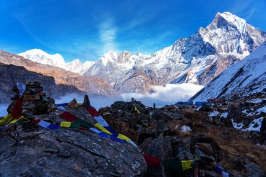 Gün batımında Machapuchare Dağı 'nın (Balıkkuyruk) manzarası, Nepal Himalaya' daki Annapurna ana kampından. Machhapuchchare, Nepal 'in kuzeyindeki Annapurna Himal bölgesinde bir dağdır.