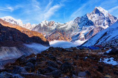 Gün batımında Machapuchare Dağı 'nın (Balıkkuyruk) manzarası, Nepal Himalaya' daki Annapurna ana kampından. Machhapuchchare, Nepal 'in kuzeyindeki Annapurna Himal bölgesinde bir dağdır.