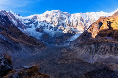 Annapurna ana kampından Annapurna Dağı 'nın sabah görüşü, Annapurna çevresindeki patika, Nepal