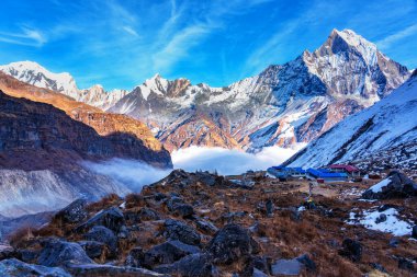 Gün batımında Machapuchare Dağı 'nın (Balıkkuyruk) manzarası, Nepal Himalaya' daki Annapurna ana kampından. Machhapuchchare, Nepal 'in kuzeyindeki Annapurna Himal bölgesinde bir dağdır.