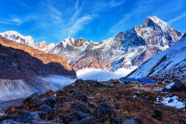 Gün batımında Machapuchare Dağı 'nın (Balıkkuyruk) manzarası, Nepal Himalaya' daki Annapurna ana kampından. Machhapuchchare, Nepal 'in kuzeyindeki Annapurna Himal bölgesinde bir dağdır.