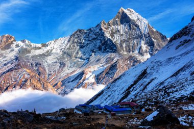 Gün batımında Machapuchare Dağı 'nın (Balıkkuyruk) manzarası, Nepal Himalaya' daki Annapurna ana kampından. Machhapuchchare, Nepal 'in kuzeyindeki Annapurna Himal bölgesinde bir dağdır.