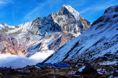 Gün batımında Machapuchare Dağı 'nın (Balıkkuyruk) manzarası, Nepal Himalaya' daki Annapurna ana kampından. Machhapuchchare, Nepal 'in kuzeyindeki Annapurna Himal bölgesinde bir dağdır.