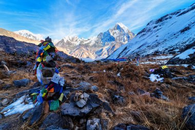 Gün batımında Machapuchare Dağı 'nın (Balıkkuyruk) manzarası, Nepal Himalaya' daki Annapurna ana kampından. Machhapuchchare, Nepal 'in kuzeyindeki Annapurna Himal bölgesinde bir dağdır.