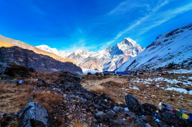 Gün batımında Machapuchare Dağı 'nın (Balıkkuyruk) manzarası, Nepal Himalaya' daki Annapurna ana kampından. Machhapuchchare, Nepal 'in kuzeyindeki Annapurna Himal bölgesinde bir dağdır.
