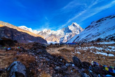 Gün batımında Machapuchare Dağı 'nın (Balıkkuyruk) manzarası, Nepal Himalaya' daki Annapurna ana kampından. Machhapuchchare, Nepal 'in kuzeyindeki Annapurna Himal bölgesinde bir dağdır.