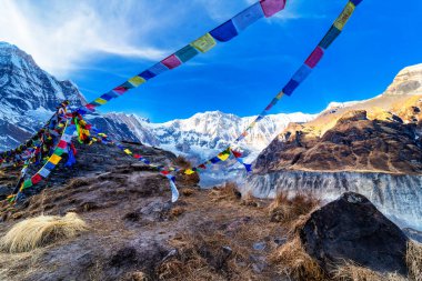 Annapurna Ana Kampı 'ndan Annapurna Dağı' nın sabah manzarası. Annapurna çevresindeki patika, Nepal.