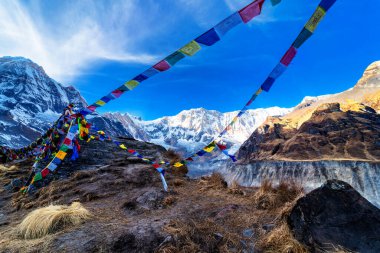 Annapurna Ana Kampı 'ndan Annapurna Dağı' nın sabah manzarası. Annapurna çevresindeki patika, Nepal.