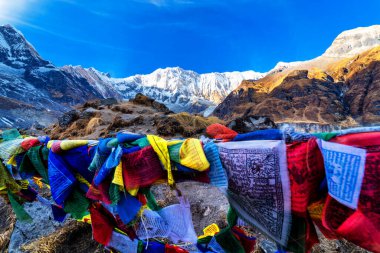 ANNAPURNA Üs Kampı, NEPAL - 1 Aralık 2018 Annapurna ana kampından Annapurna Dağı 'nın sabah manzarası, Annapurna çevre yolu, Nepal.