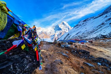 ANNAPURNA Üs Kampı, NEPAL - 1 Aralık 2018 Annapurna ana kampından Annapurna Dağı 'nın sabah manzarası, Annapurna çevre yolu, Nepal.