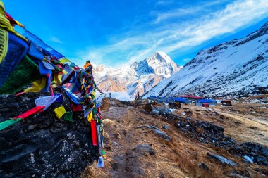 ANNAPURNA Üs Kampı, NEPAL - 1 Aralık 2018 Annapurna ana kampından Annapurna Dağı 'nın sabah manzarası, Annapurna çevre yolu, Nepal.