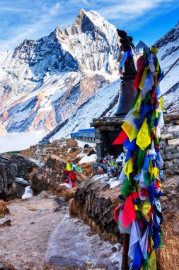 ANNAPURNA Üs Kampı, NEPAL - 1 Aralık 2018 Annapurna ana kampından Annapurna Dağı 'nın sabah manzarası, Annapurna çevre yolu, Nepal.