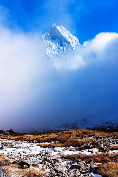 Панорама горы Мачапучаре (Рыбный хвост) на закате, вид из базового лагеря Аннапурна в Гималаях Непала. Маххапуччаре - гора в Гимале Аннапурна на севере Центрального Непала