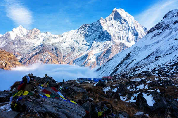 Gün batımında Machapuchare Dağı 'nın (Balıkkuyruk) manzarası, Nepal Himalaya' daki Annapurna ana kampından. Machhapuchchare, Nepal 'in kuzeyindeki Annapurna Himal bölgesinde bir dağdır.