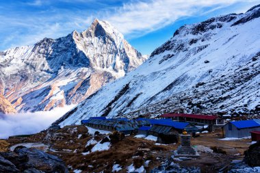 Gün batımında Machapuchare Dağı 'nın (Balıkkuyruk) manzarası, Nepal Himalaya' daki Annapurna ana kampından. Machhapuchchare, Nepal 'in kuzeyindeki Annapurna Himal bölgesinde bir dağdır.
