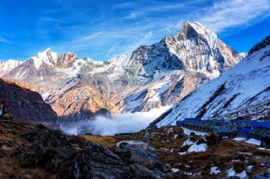 Gün batımında Machapuchare Dağı 'nın (Balıkkuyruk) manzarası, Nepal Himalaya' daki Annapurna ana kampından. Machhapuchchare, Nepal 'in kuzeyindeki Annapurna Himal bölgesinde bir dağdır.