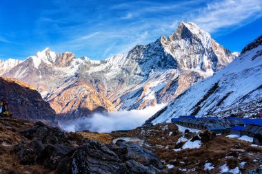 Gün batımında Machapuchare Dağı 'nın (Balıkkuyruk) manzarası, Nepal Himalaya' daki Annapurna ana kampından. Machhapuchchare, Nepal 'in kuzeyindeki Annapurna Himal bölgesinde bir dağdır.