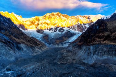 Annapurna ana kampından Annapurna Dağı 'nın sabah görüşü, Annapurna çevresindeki patika, Nepal