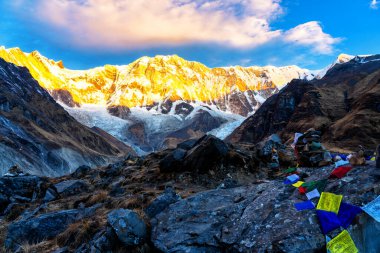 Annapurna ana kampından Annapurna Dağı 'nın sabah görüşü, Annapurna çevresindeki patika, Nepal