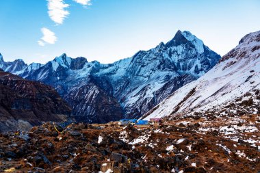 Gün batımında Machapuchare Dağı 'nın (Balıkkuyruk) manzarası, Nepal Himalaya' daki Annapurna ana kampından. Machhapuchchare, Nepal 'in kuzeyindeki Annapurna Himal bölgesinde bir dağdır.
