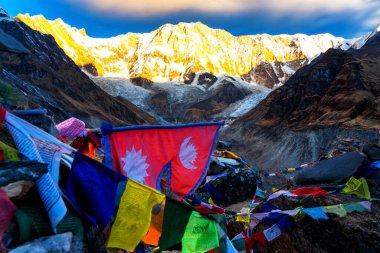 ANNAPURNA Üs Kampı, NEPAL - 1 Aralık 2018 Annapurna ana kampından Annapurna Dağı 'nın sabah manzarası, Annapurna çevre yolu, Nepal.