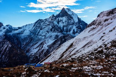 Gün batımında Machapuchare Dağı 'nın (Balıkkuyruk) manzarası, Nepal Himalaya' daki Annapurna ana kampından. Machhapuchchare, Nepal 'in kuzeyindeki Annapurna Himal bölgesinde bir dağdır.