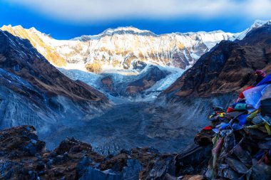 Annapurna Ana Kampı 'ndan Annapurna Dağı' nın sabah manzarası. Annapurna çevresindeki patika, Nepal.