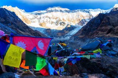 ANNAPURNA Üs Kampı, NEPAL - 1 Aralık 2018 Annapurna ana kampından Annapurna Dağı 'nın sabah manzarası, Annapurna çevre yolu, Nepal.