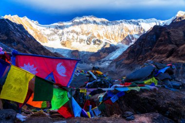 ANNAPURNA Üs Kampı, NEPAL - 1 Aralık 2018 Annapurna ana kampından Annapurna Dağı 'nın sabah manzarası, Annapurna çevre yolu, Nepal.