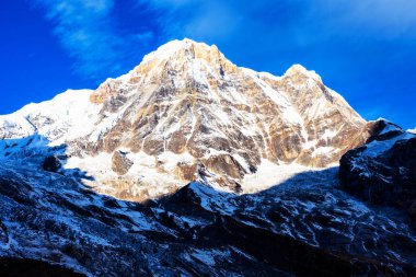Annapurna ana kampından Annapurna Dağı 'nın sabah görüşü, Annapurna çevresindeki patika, Nepal
