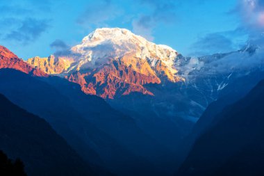 Annapurna Güney olarak da bilinen Moditse Tepesi Panoraması - Nepal Himalaya 'daki Annapurna Ana Kampı' ndan manzara